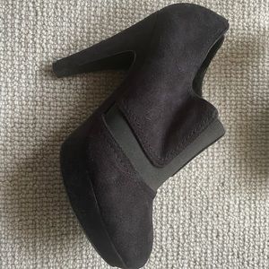 Suede platform pumps Made in Italy can be worn with leggings, pants and skirts